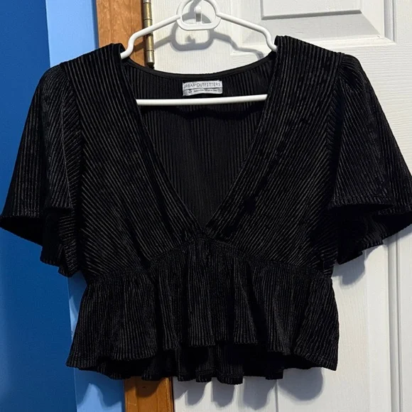 Urban Outfitters Black Ruffle Sleeve Top - Picture 1 of 4